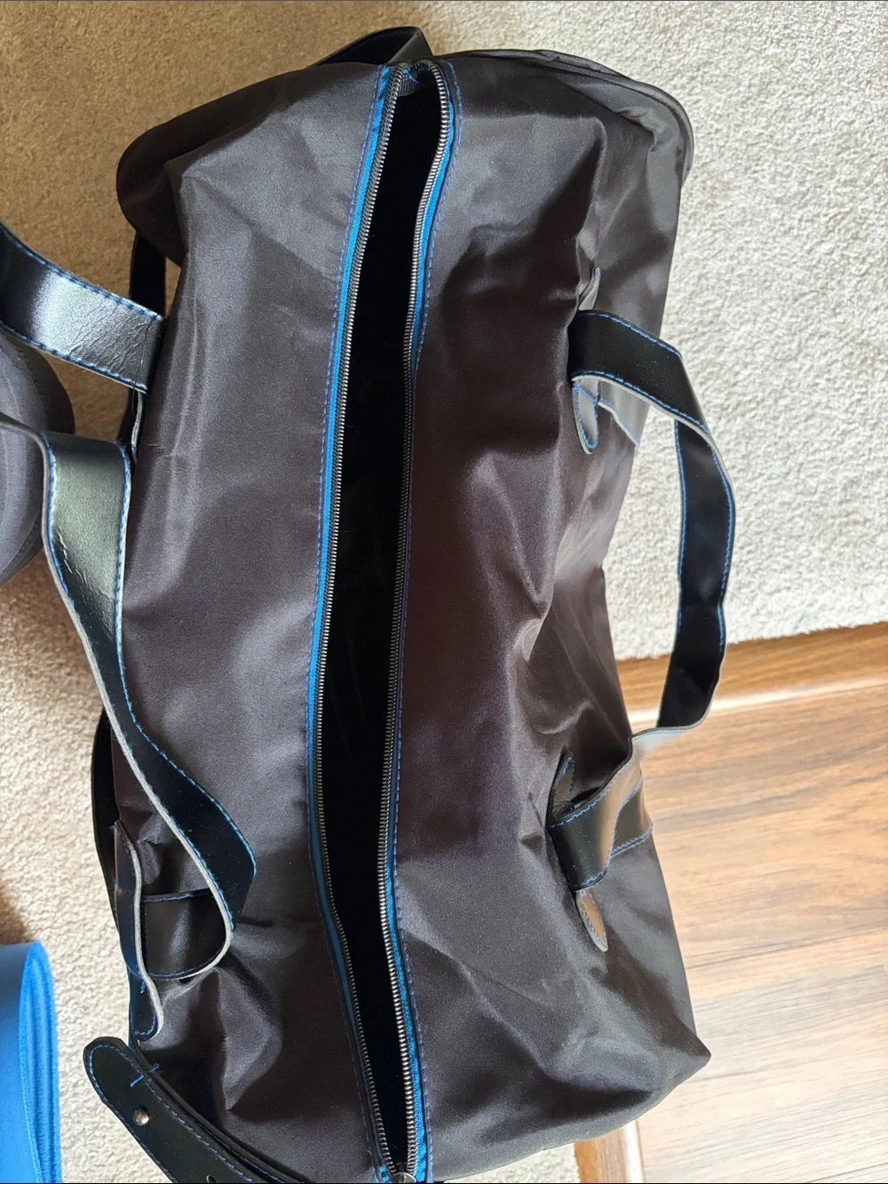 NWT Vince Camuto Black Large Duffle Bag / Sac Gym Travel Bag With Shoulder Strap